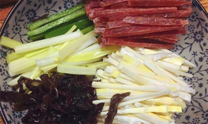 黑木耳泡發(fā)，黑木耳、韭黃、雷筍、青椒切成絲。