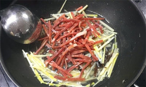 火腿絲、筍絲、黑木耳絲汆水后，瀝干。