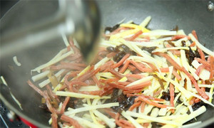 起油鍋，蒜茸煸香，倒入所有食材，加料酒翻炒至熟即可。