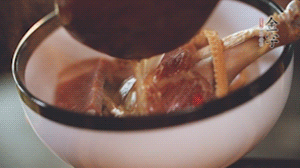 筍干提前冷水浸泡3小時(shí)，浸泡后將筍干撕成條狀。