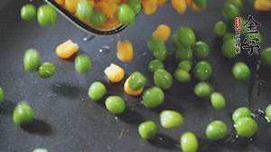 鍋7成熱時(shí)，下豌豆、玉米翻炒，再依次放醬肉、洋蔥碎、木耳碎。