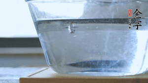 紅豆提前浸泡備用。