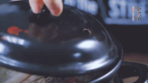 大火煮沸后，小火慢燉1～1.5個(gè)小時(shí)。