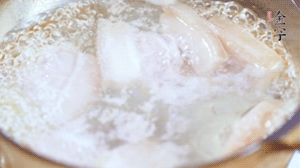 五花肉切塊，加姜片焯水備用。