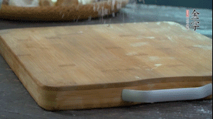 【面皮】3.案板撒點糯米粉，將面團搓成均勻的小團子。