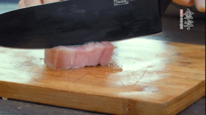 【餡料】1.金字淡咸肉加姜片料酒焯水，春筍焯水后切成小丁。