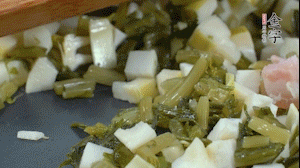【餡料】2.鍋中油8成熱時，依次放入春筍、雪菜、淡咸肉，翻炒出香味。