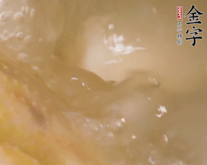 沸騰后撈出蔥結(jié)，小火燉45分鐘，加山藥再燉15分鐘。