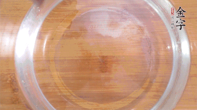 金字火腿切小片，浸泡5分鐘。