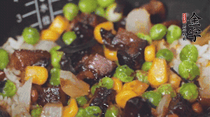 出鍋前加蠔油、生抽調(diào)味，撒點(diǎn)熟白芝麻即可。