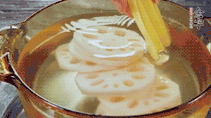 把藕和土豆焯水至八成熟，盛出瀝干水分。