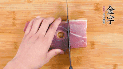 金字火腿切片，老豆腐切成塊，海鮮菇洗凈。