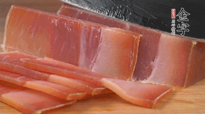 金字火腿切片，溫水浸泡5分鐘。