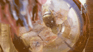 鍋中依次放姜片、排骨、火腿，加料酒、清水煮開(kāi)轉(zhuǎn)小火煮30分鐘。