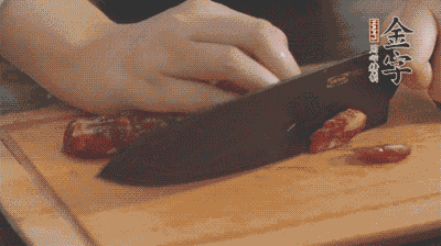 金字土香腸切片，香菇切丁。