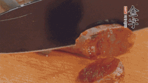 麻辣香腸蒸熟后，切片待用。