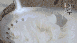 米粉煮熟過涼水備用。