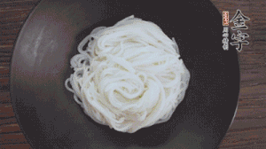 依次放入黃瓜絲、花生米、燙熟的豆芽、麻辣香腸、香菜、擺盤即可。