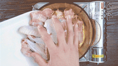 加料酒、蔥姜焯水2分鐘，清洗備用。