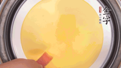 將火腿片均勻鋪上，繼續(xù)蒸6分鐘。