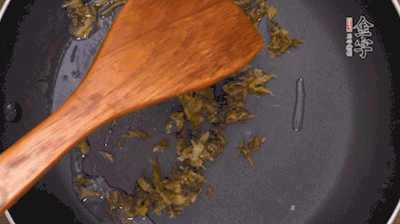 鍋中3成油溫時，下雪菜、辣椒圈翻炒40秒。