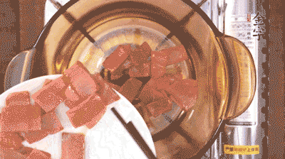 砂鍋中依次放火腿片、豆腐，大火燉開轉(zhuǎn)中小火。