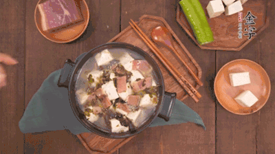 出鍋前撒蔥花。