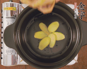 準(zhǔn)備土砂鍋，放姜片、鴿子、火腿片、蔥結(jié)、料酒，加沒過食材多些的清水，中小火燉煮。