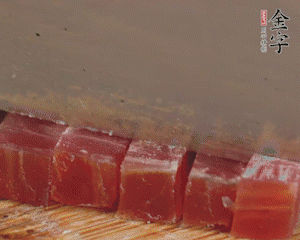 金字火腿切丁，春筍剝殼切丁，豌豆剝粒。