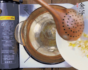 春筍丁焯水，1分鐘后加火腿丁一同汆燙1分鐘。