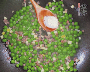 加水、料酒、鹽燒2分鐘即可。