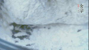 【面皮】2.將糯米粉和粳米粉混合，加煮好的艾草和適量清水，揉搓成面團。