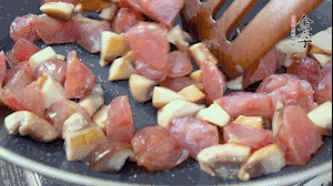 【餡料】4.鍋中油8成熱時，依次放入菌菇丁、香腸丁，適當放點糖調(diào)味，炒熟。