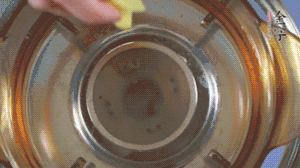 金字淡咸肉加姜片、料酒，冷水入鍋焯水。