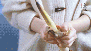 春筍切滾刀塊，加少許鹽，焯水備用。