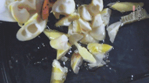 將淡咸肉、春筍、五花肉一起放入鍋中。