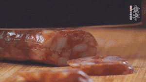 金字麻辣香腸切片，小青菜焯熟備用。