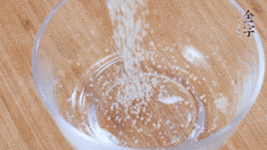 制作醬汁：1湯匙蠔油、1湯匙涼開水、2湯匙生抽、1/2湯匙白砂糖、少許辣椒圈。