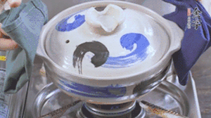 每隔30s將鍋傾斜一側。（受熱更均勻，鍋巴更噴香）