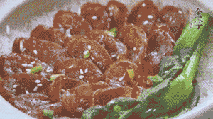 燜好后放入小青菜，均勻淋上醬汁，撒上蔥花或芝麻即可。