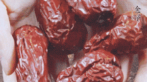 紅棗洗凈，對(duì)半剪開。