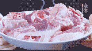 新鮮羊肉冷水入鍋，加姜片、清水焯水，除去血沫。