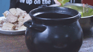 另起砂鍋，依次放入蘿卜、羊肉、火腿蹄片，加料酒、清水沒過食材。