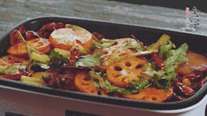 加入金字麻辣香腸，翻炒5分鐘左右。再加入之前準(zhǔn)備好的蔬菜，翻炒均勻，最后放入蝦。