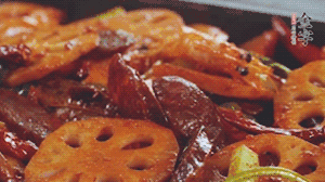 撒上芝麻和蔥，一道鮮香熱辣的麻辣香腸香鍋就做好了！