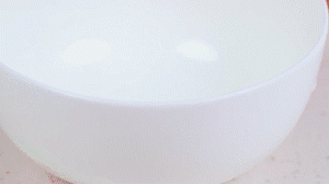 香腸切片，南瓜洗凈去皮切小塊，洋蔥切絲，米淘洗干凈備用。