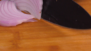 鍋中少許油，熱油倒入香腸煸炒出油，倒入南瓜塊、洋蔥翻炒片刻。