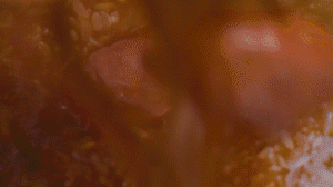 米放電飯鍋，倒入配菜，湯汁一起倒入（湯汁剛好沒過食材即可），電飯鍋開啟煮飯模式，煮好燜20分鐘，撒蔥花。