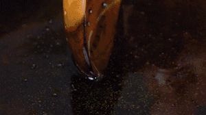 茄子切成長條，拍上生粉入油鍋炸制。