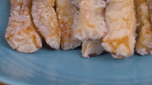 炸制油溫在7成左右，茄子炸至金黃色即可撈出。